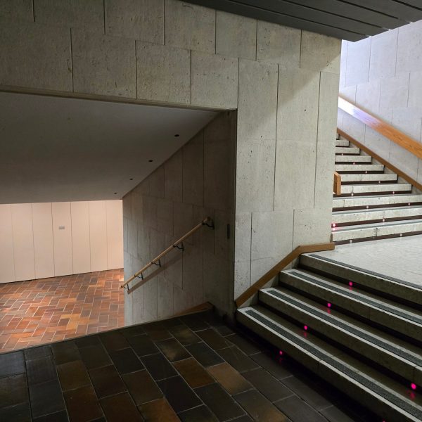 Escaleras hacia área del encuentro