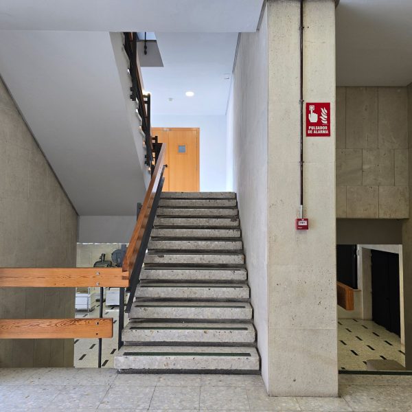 Escalera sala Dorothy Day