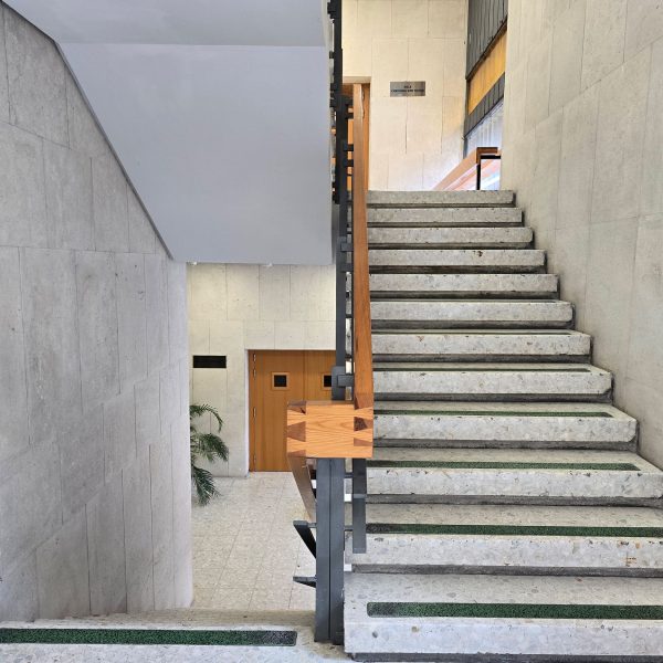Escalera Van Thuan y Óscar Romero